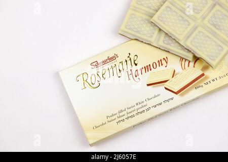 KHARKIV, UKRAINE - 3. NOVEMBER 2021: Schmerling's Rosemarie Harmony White Chocolate - Premium Swiss White Chocolate Bar Praline gefüllt und ganz natürlich Stockfoto