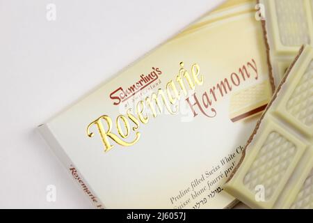 KHARKIV, UKRAINE - 3. NOVEMBER 2021: Schmerling's Rosemarie Harmony White Chocolate - Premium Swiss White Chocolate Bar Praline gefüllt und ganz natürlich Stockfoto
