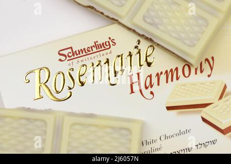 KHARKIV, UKRAINE - 3. NOVEMBER 2021: Schmerling's Rosemarie Harmony White Chocolate - Premium Swiss White Chocolate Bar Praline gefüllt und ganz natürlich Stockfoto