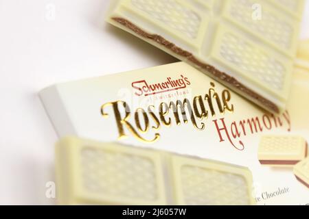 KHARKIV, UKRAINE - 3. NOVEMBER 2021: Schmerling's Rosemarie Harmony White Chocolate - Premium Swiss White Chocolate Bar Praline gefüllt und ganz natürlich Stockfoto