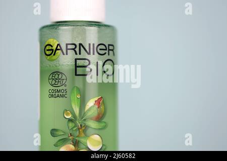 KHARKIV, UKRAINE - 16. DEZEMBER 2021: Garnier-Produktion mit Firmenlogo. Die Garnier Bio-Kollektion wird von Ecocert, einer Organisation für Bio-Zertifizierung, durchgeführt Stockfoto