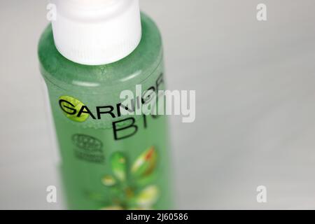 KHARKIV, UKRAINE - 16. DEZEMBER 2021: Garnier-Produktion mit Firmenlogo. Die Garnier Bio-Kollektion wird von Ecocert, einer Organisation für Bio-Zertifizierung, durchgeführt Stockfoto