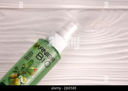 KHARKIV, UKRAINE - 16. DEZEMBER 2021: Garnier-Produktion mit Firmenlogo. Die Garnier Bio-Kollektion wird von Ecocert, einer Organisation für Bio-Zertifizierung, durchgeführt Stockfoto