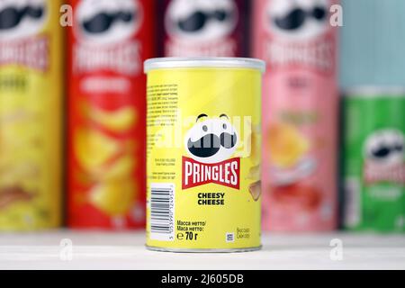 KHARKIV, UKRAINE - 16. DEZEMBER 2021: Pringles Produktion mit neuem Logo. Pringles ist eine Marke von Kartoffel-Snack-Chips im Besitz der Kellogg Company Stockfoto