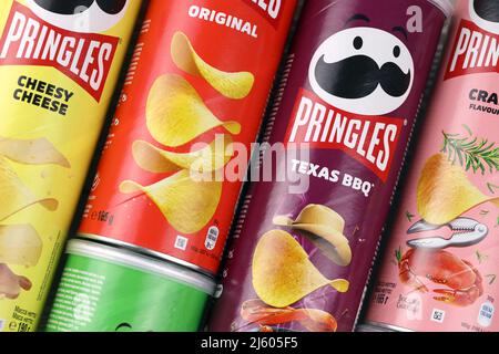 KHARKIV, UKRAINE - 16. DEZEMBER 2021: Pringles Produktion mit neuem Logo. Pringles ist eine Marke von Kartoffel-Snack-Chips im Besitz der Kellogg Company Stockfoto