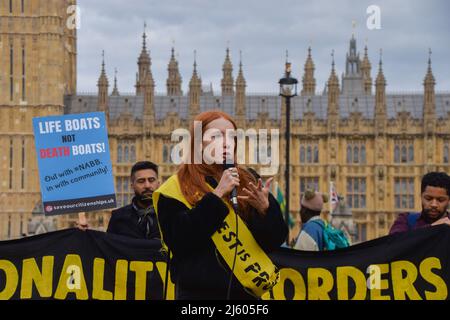 London, Großbritannien. 26.. April 2022. Die Aktivistin Patsy Stevenson, die bei der Mahnwache von Sarah Everard verhaftet wurde, spricht mit den Demonstranten. Demonstranten versammelten sich auf dem Parliament Square, um gegen das Gesetz über Polizei, Kriminalität, Verurteilung und Gerichte sowie das Gesetz über Nationalität und Grenzen zu protestieren. Kredit: Vuk Valcic/Alamy Live Nachrichten Stockfoto