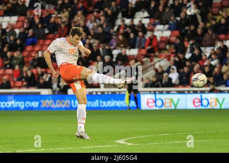 Barnsley, Großbritannien. 26. April 2022. Matty Virtue #17 von Blackpool schießt am 4/26/2022 in Barmsley, Großbritannien, gerade weit von der Post. (Foto von Mark Cosgrove/News Images/Sipa USA) Quelle: SIPA USA/Alamy Live News Stockfoto