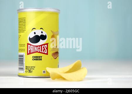 KHARKIV, UKRAINE - 16. DEZEMBER 2021: Pringles Produktion mit neuem Logo. Pringles ist eine Marke von Kartoffel-Snack-Chips im Besitz der Kellogg Company Stockfoto