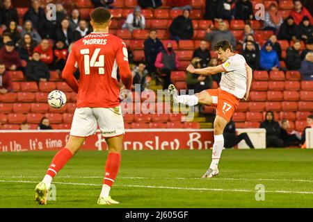 Matty Virtue #17 von Blackpool schießt am 4/26/2022 auf das Tor. (Foto von Craig Thomas/News Images/Sipa USA) Quelle: SIPA USA/Alamy Live News Stockfoto