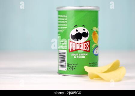 KHARKIV, UKRAINE - 16. DEZEMBER 2021: Pringles Produktion mit neuem Logo. Pringles ist eine Marke von Kartoffel-Snack-Chips im Besitz der Kellogg Company Stockfoto