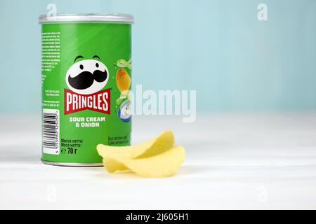 KHARKIV, UKRAINE - 16. DEZEMBER 2021: Pringles Produktion mit neuem Logo. Pringles ist eine Marke von Kartoffel-Snack-Chips im Besitz der Kellogg Company Stockfoto