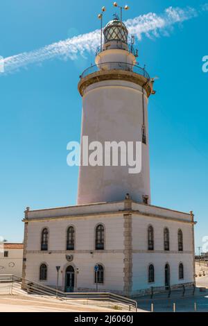 Der Leuchtturm des Hafens von Malaga. Die Arbeiten begannen 1816 und wurden ein Jahr später, zu Zeiten Ferdinands des 7., abgeschlossen. Stockfoto