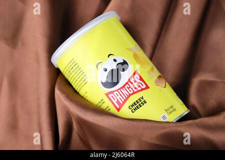 KHARKIV, UKRAINE - 16. DEZEMBER 2021: Pringles Produktion mit neuem Logo. Pringles ist eine Marke von Kartoffel-Snack-Chips im Besitz der Kellogg Company Stockfoto