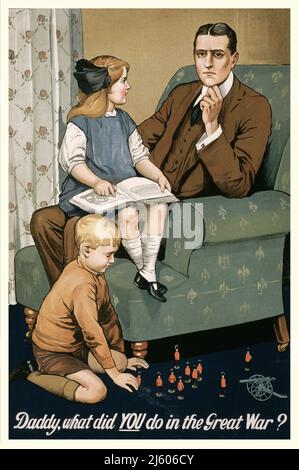 Ein britisches Werbeplakat von 1915 mit dem Slogan, Dadd, was hast du im großen Krieg gemacht? Es zeigt einen nachdenklichen Mann mit seiner Tochter auf dem Schoß, während ein Junge mit Spielzeugsoldaten zu seinen Füßen spielt. Unbekannter Interpret Stockfoto