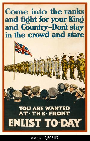 Ein britisches Werbeposter von 1915 mit dem Slogan, komm in die Reihen und Kämpfe für deinen König und dein Land - Bleib nicht in der Menge und starrst nicht. Man wird an der Front gesucht. Nehmen Sie heute eine Liste auf. Plakat, auf dem Männer, einige mit Union Jack auf ihrem Revers, zusehen, wie Soldaten vorbeimarschieren. Künstler unbekannt. Stockfoto