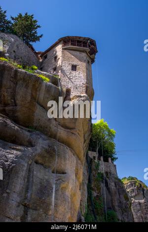 Der Korbkran des byzantinischen Klosters Varlaam (Agioi pantes) Meteora, Griechenland Stockfoto