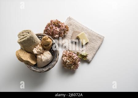 Bad Accessoires Set mit Blumen Stockfoto