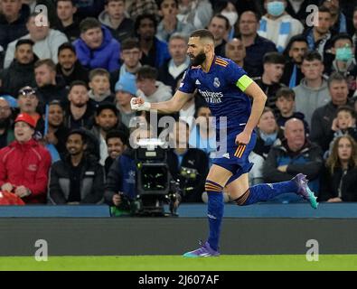 Manchester, England, 26.. April 2022. Karim Benzema von Real Madrid feiert sein erstes Tor während des UEFA Champions League-Spiels im Etihad Stadium in Manchester. Bildnachweis sollte lauten: Andrew Yates / Sportimage Kredit: Sportimage/Alamy Live News Stockfoto