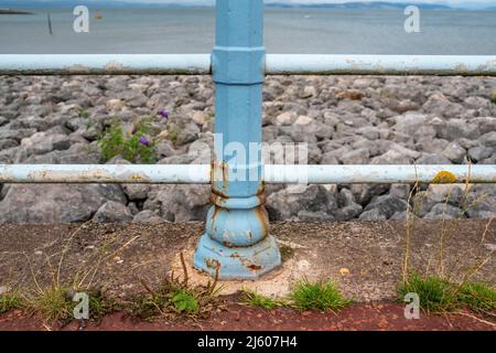 Geländer zwischen Promenade und Strand in Morecambe, Lancashire Stockfoto