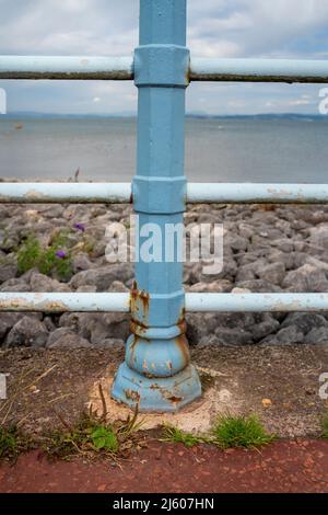 Geländer zwischen Promenade und Strand in Morecambe, Lancashire Stockfoto