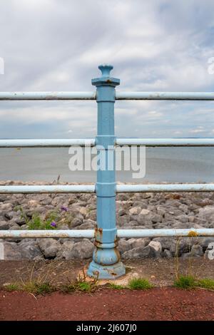 Geländer zwischen Promenade und Strand in Morecambe, Lancashire Stockfoto