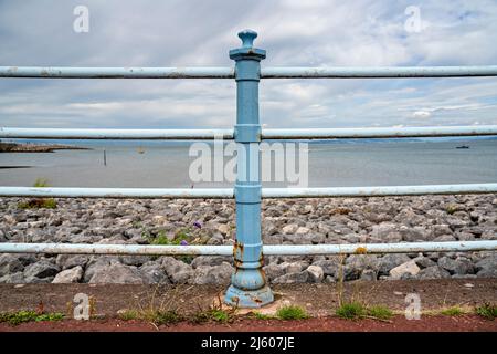 Geländer zwischen Promenade und Strand in Morecambe, Lancashire Stockfoto