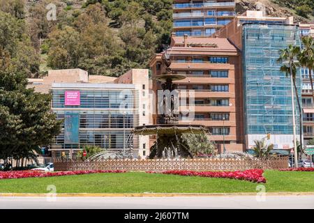 Brunnen der drei Grazien 'Fuente de las Tres Gracias' Brunnen im klassischen Stil an einem Kreisverkehr auf dem Hauptboulevard in Malaga. Stockfoto