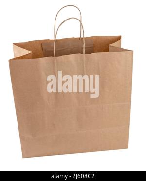 Isolierter brauner Bastelpapierbeutel auf Weiß. Kraftpapier eco Einweg-Papiertasche von oben in der Vorderansicht. Stockfoto