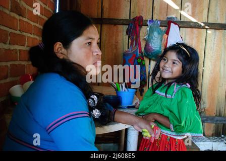 Wixarika oder Wixaritari (Huichol) Gemeinde in der Gemeinde Mezquitic, Stadt San Miguel Huaixtita die Huicholes liegen in der Sierra Norte des Bundesstaates Jalisco und gehören zu den Ethnien, die aus dem Westen des Landes stammen und ihre Traditionen am besten bewahrt haben. Ihre Rituale und ihre Lebensweise. San Miguel, Jalisco; Mexiko Stockfoto