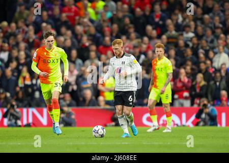 Fulham, Großbritannien. 26.. April 2022: Craven Cottage, Fulham, London, England; EFL Championship Football, Fulham versus Nottingham Forest; Harrison Reed of Fulham Credit: Action Plus Sports Images/Alamy Live News Stockfoto