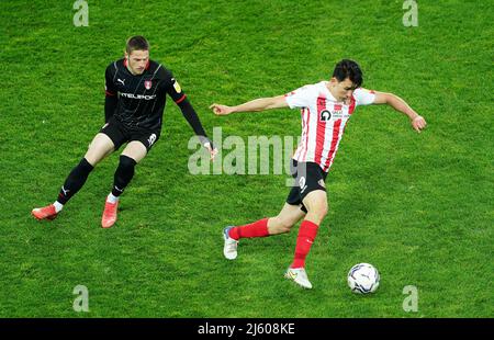 Ben Wiles von Rotherham United (links) und Luke O'Nien von Sunderland in Aktion während des Sky Bet League One-Spiels im Stadium of Light, Sunderland. Bilddatum: Dienstag, 26. April 2022. Stockfoto