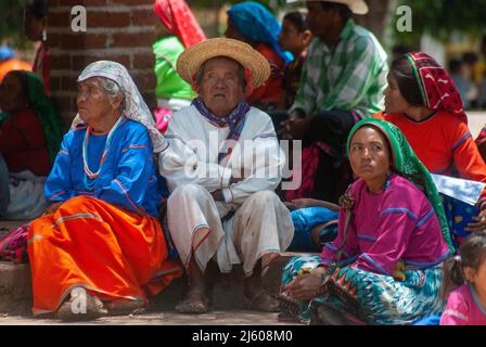 Wixarika oder Wixaritari (Huichol) Gemeinde in der Gemeinde Mezquitic, Stadt San Miguel Huaixtita die Huicholes liegen in der Sierra Norte des Bundesstaates Jalisco und gehören zu den Ethnien, die aus dem Westen des Landes stammen und ihre Traditionen am besten bewahrt haben. Ihre Rituale und ihre Lebensweise. San Miguel, Jalisco; Mexiko Stockfoto