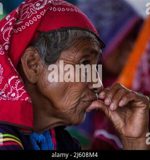 Wixarika oder Wixaritari (Huichol) Gemeinde in der Gemeinde Mezquitic, Stadt San Miguel Huaixtita die Huicholes liegen in der Sierra Norte des Bundesstaates Jalisco und gehören zu den Ethnien, die aus dem Westen des Landes stammen und ihre Traditionen am besten bewahrt haben. Ihre Rituale und ihre Lebensweise. San Miguel, Jalisco; Mexiko Stockfoto