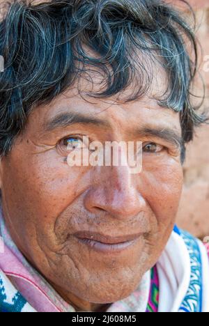 Wixarika oder Wixaritari (Huichol) Gemeinde in der Gemeinde Mezquitic, Stadt San Miguel Huaixtita die Huicholes liegen in der Sierra Norte des Bundesstaates Jalisco und gehören zu den Ethnien, die aus dem Westen des Landes stammen und ihre Traditionen am besten bewahrt haben. Ihre Rituale und ihre Lebensweise. San Miguel, Jalisco; Mexiko Stockfoto