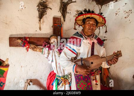 Wixarika oder Wixaritari (Huichol) Gemeinde in der Gemeinde Mezquitic, Stadt San Miguel Huaixtita die Huicholes liegen in der Sierra Norte des Bundesstaates Jalisco und gehören zu den Ethnien, die aus dem Westen des Landes stammen und ihre Traditionen am besten bewahrt haben. Ihre Rituale und ihre Lebensweise. San Miguel, Jalisco; Mexiko Stockfoto