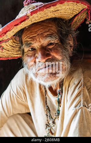 Wixarika oder Wixaritari (Huichol) Gemeinde in der Gemeinde Mezquitic, Stadt San Miguel Huaixtita die Huicholes liegen in der Sierra Norte des Bundesstaates Jalisco und gehören zu den Ethnien, die aus dem Westen des Landes stammen und ihre Traditionen am besten bewahrt haben. Ihre Rituale und ihre Lebensweise. San Miguel, Jalisco; Mexiko Stockfoto