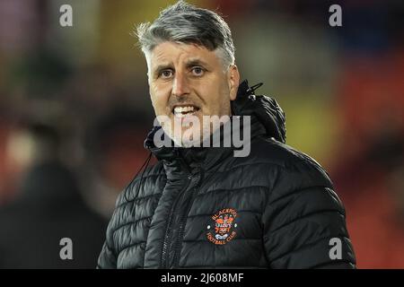 Barnsley, Großbritannien. 26. April 2022. Mike Garrity Assistant Head Coach von Blackpool während des Spiels in Barmsley, Vereinigtes Königreich am 4/26/2022. (Foto von Mark Cosgrove/News Images/Sipa USA) Quelle: SIPA USA/Alamy Live News Stockfoto