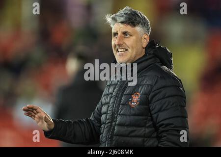 Barnsley, Großbritannien. 26. April 2022. Mike Garrity Assistant Head Coach von Blackpool gibt am 4/26/2022 seine Teamanweisungen in Barmsley, Großbritannien. (Foto von Mark Cosgrove/News Images/Sipa USA) Quelle: SIPA USA/Alamy Live News Stockfoto