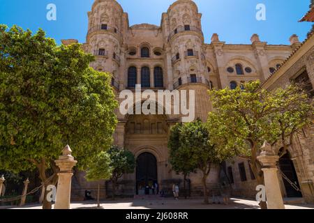 Blick auf die Kathedrale von Málaga, römisch-katholische Kirche in der Stadt Málaga. Blick vom Obispo-Platz, der zwischen 1528 und 1782 erbaut wurde Stockfoto