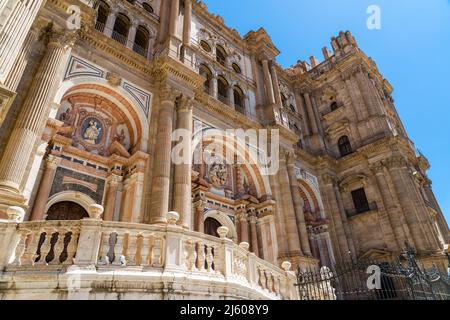 Blick auf die Kathedrale von Málaga, römisch-katholische Kirche in der Stadt Málaga. Blick vom Obispo-Platz, der zwischen 1528 und 1782 erbaut wurde Stockfoto
