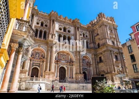 Blick auf die Kathedrale von Málaga, römisch-katholische Kirche in der Stadt Málaga. Blick vom Obispo-Platz, der zwischen 1528 und 1782 erbaut wurde Stockfoto