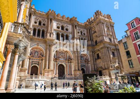 Blick auf die Kathedrale von Málaga, römisch-katholische Kirche in der Stadt Málaga. Blick vom Obispo-Platz, der zwischen 1528 und 1782 erbaut wurde Stockfoto
