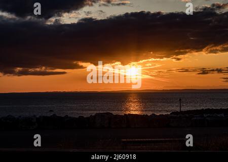 Morecambe Bay, Morecambe, Lancashire, Großbritannien. 26. April 2022. Sonnenuntergang über Morecambe Bay Kredit: PN News/Alamy Live News Stockfoto