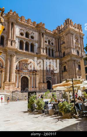 Blick auf die Kathedrale von Málaga, römisch-katholische Kirche in der Stadt Málaga. Blick vom Obispo-Platz, der zwischen 1528 und 1782 erbaut wurde Stockfoto