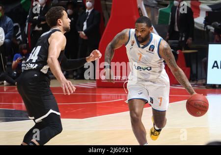 Bologna, Italien, 26/04/2022, Sindarius Thornwell (Ratiopharm Ulm) während des Viertelfinalmeisterschaften-Eurocup-Spiels Segafredo Virtus Bologna vs. Ratiopharm Ulm im Sportpalast Paladozza - Bologna, 26. April 2022 Stockfoto