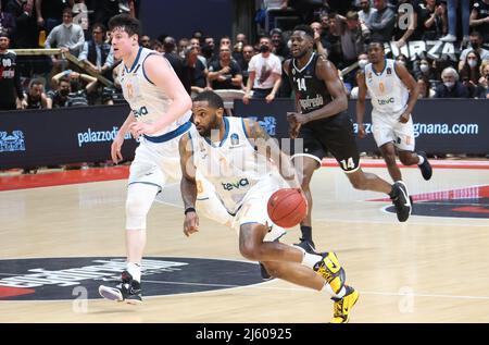 Bologna, Italien, 26/04/2022, Sindarius Thornwell (Ratiopharm Ulm) während des Viertelfinalmeisterschaften-Eurocup-Spiels Segafredo Virtus Bologna vs. Ratiopharm Ulm im Sportpalast Paladozza - Bologna, 26. April 2022 Stockfoto