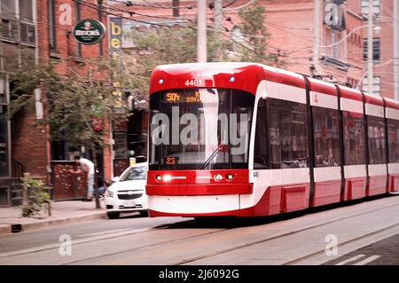 Toronto, Kanada - 06 09 2018: Eine neue TTC-Straßenbahn aus Bombardier-gefertigt auf der King Street East in Toronto. Die Toronto Transit Commission ist ein Zeitalter des öffentlichen Verkehrs Stockfoto