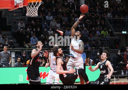 Bologna, Italien, 26/04/2022, Sindarius Thornwell (Ratiopharm Ulm) während des Viertelfinalmeisterschaften-Eurocup-Spiels Segafredo Virtus Bologna vs. Ratiopharm Ulm im Sportpalast Paladozza - Bologna, 26. April 2022 Stockfoto