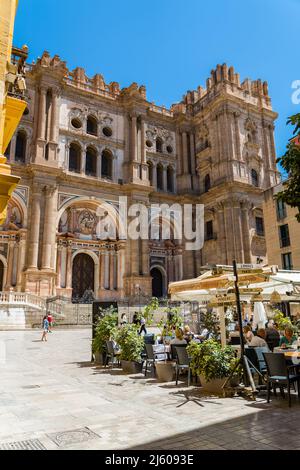 Blick auf die Kathedrale von Málaga, römisch-katholische Kirche in der Stadt Málaga. Blick vom Obispo-Platz, der zwischen 1528 und 1782 erbaut wurde Stockfoto