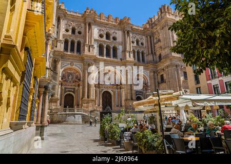 Blick auf die Kathedrale von Málaga, römisch-katholische Kirche in der Stadt Málaga. Blick vom Obispo-Platz, der zwischen 1528 und 1782 erbaut wurde Stockfoto